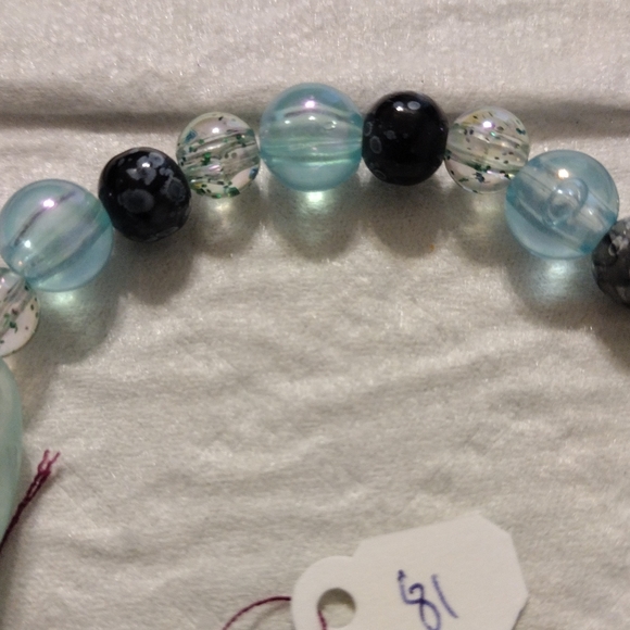 Artemis's Gems custom-made beaded bracelet with blue and clear beads - Picture 3 of 5